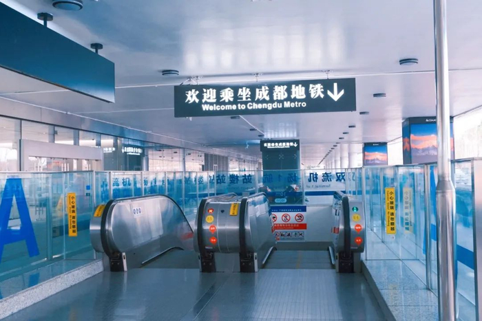 △T1航站楼出来后即为地铁A口