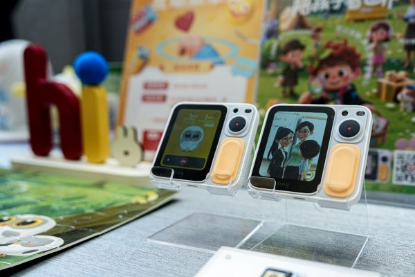 现场产品灵宇宙AI教辅机器人