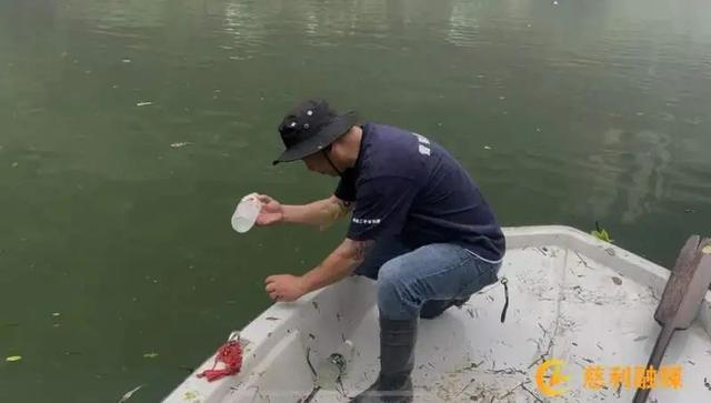 救援队对不同点位的河水和溶洞出水进行采样。图源：慈利发布