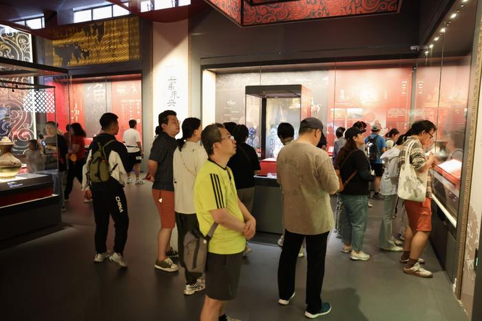 6月2日，游客参观北京考古遗址博物馆（大葆台西汉墓遗址）。新京报记者 浦峰 摄