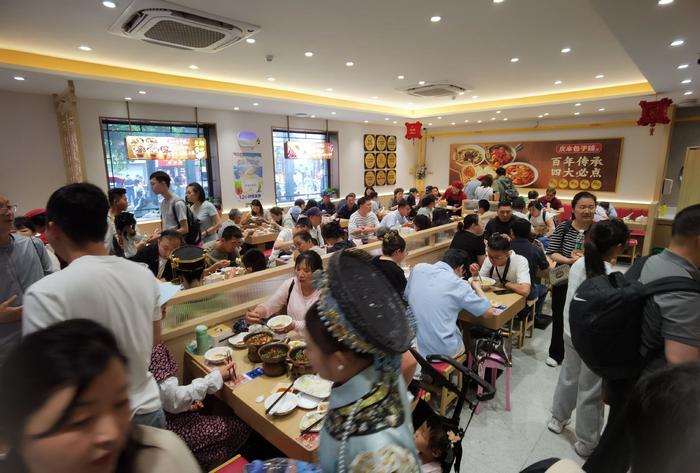 端午假期，庆丰包子铺坐满了用餐的消费者。受访者供图