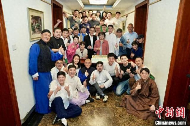 6月2日，北京人艺话剧《天下第一楼》迎第600场演出，主创后台合影。 史春阳 摄