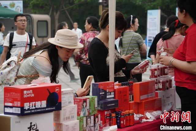 游客了解宁夏枸杞产品。 银川市委宣传部供图