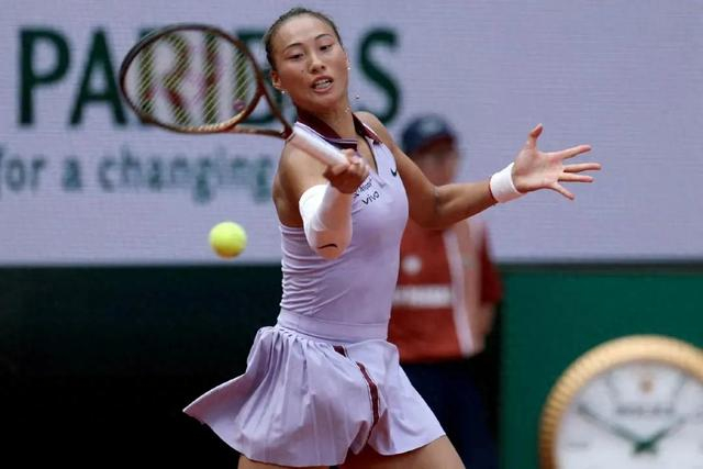 ▲郑钦文在比赛中。图源人民日报客户端