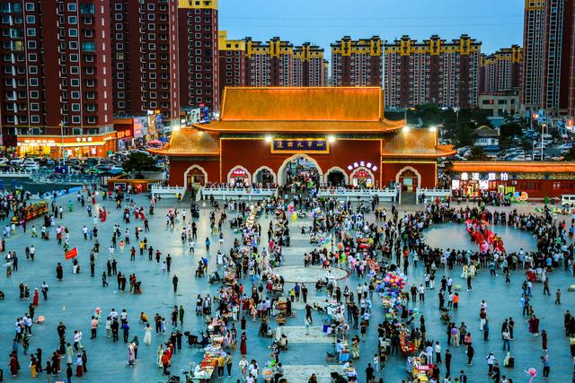 2025年6月1日端午期间，辽宁锦州小布达拉宫广场人流量。视觉中国 图