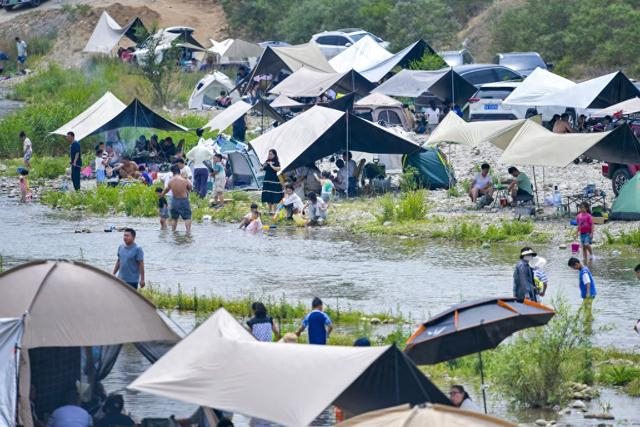 2025年6月2日，山东省济南市，端午小长假期间，市民们选择近郊乡村游，赏美景、品美食，感受田园生活。视觉中国 图