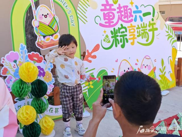 5月31日，福海县永安路社区居民在活动现场打卡拍照。天山网-新疆日报记者 宋海波摄