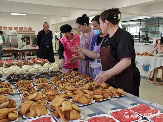 5月31日，福海县永安路社区食堂工作人员，准备百家宴美食。天山网-新疆日报记者 宋海波摄
