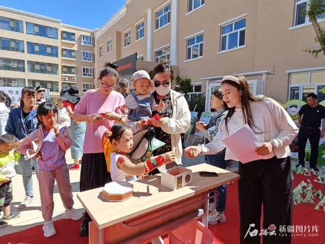 5月31日，福海县永安路社区居民参加知识问答。天山网-新疆日报记者 宋海波摄