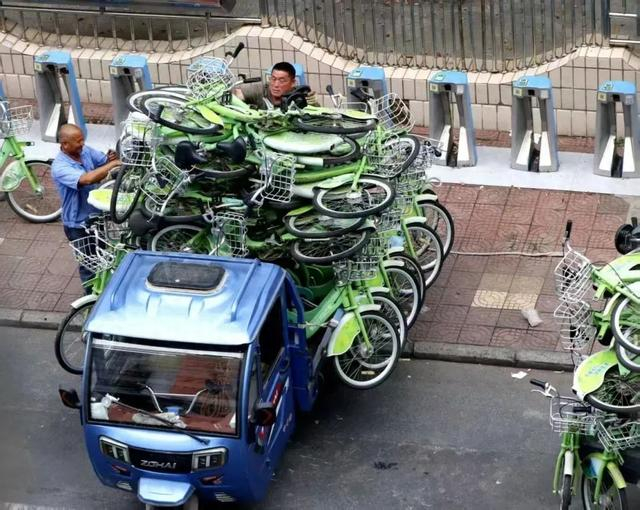 阜阳一些市民发现街头的“小绿”及锁车器等正在撤离或拆除。颍州晚报 图