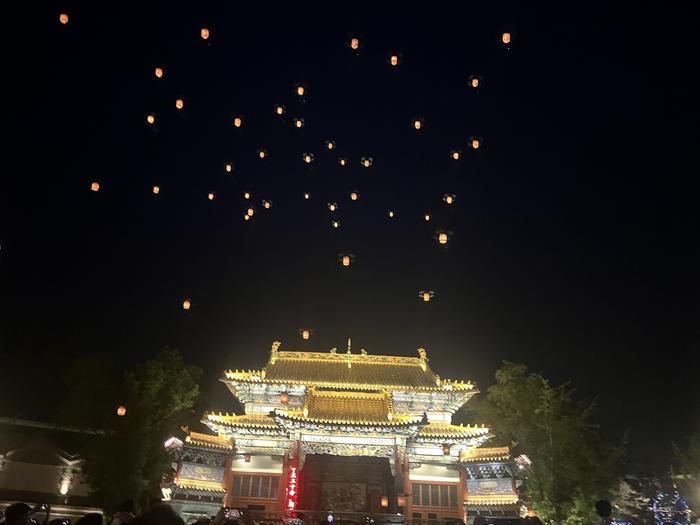 端午假期期间，古北水镇放飞孔明灯，吸引了众多游客前往。受访者供图