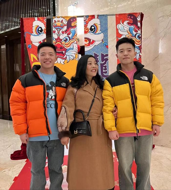 ▲ 长大后的王政健(右)王知健(左)和妈妈合影