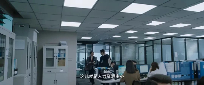 只要来了新人，行政部的同事就需要带着新人熟悉办公环境。图 / 《年会不能停》