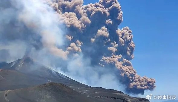 意大利埃特纳火山再度喷发,熔岩喷泉直冲云霄,旅游区紧急封闭