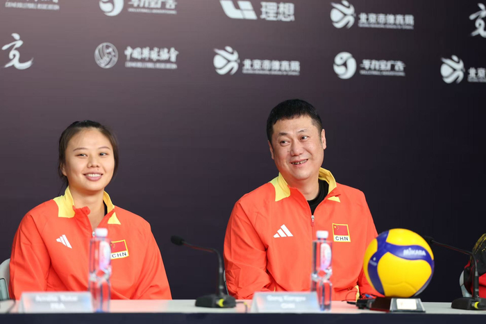 中国女排主教练赵勇、队长龚翔宇参加赛前新闻发布会。 新京报记者 王飞 摄