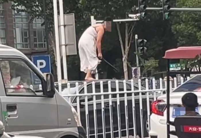 女子打砸另一辆车（视频截图）