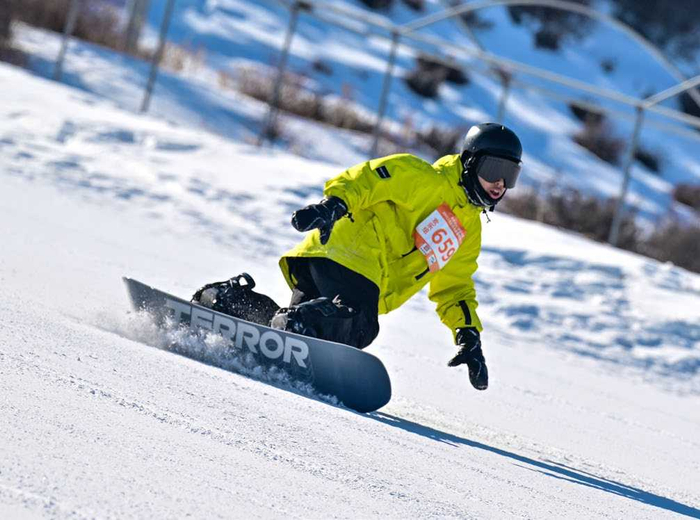 2025年乌鲁木齐市中小学生滑雪马拉松比赛 丁磊 摄