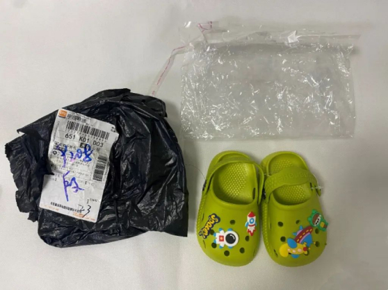 ▲一双邻苯超标509倍的三五凉鞋。图片源于受访者