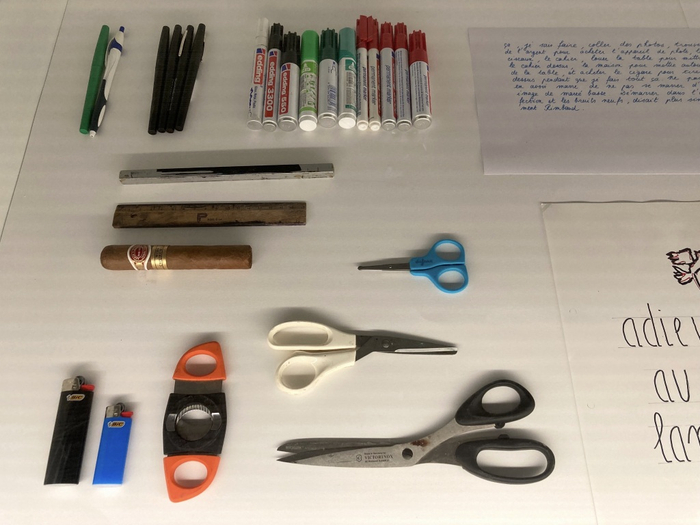  戈达尔日常拼贴手写的劳作工具，还有他挚爱的雪茄。