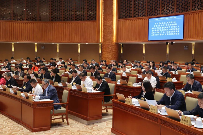 △近日，《云南省学校安全条例》经省十四届人大常委会第十七次会议审议通过，将于9月1日起正式施行。周灿 摄