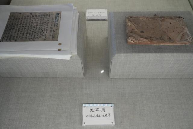 现藏于琼海市更路簿博物馆的王振忠家族祖传更路簿原件和复印件。新华社记者 夏天 摄