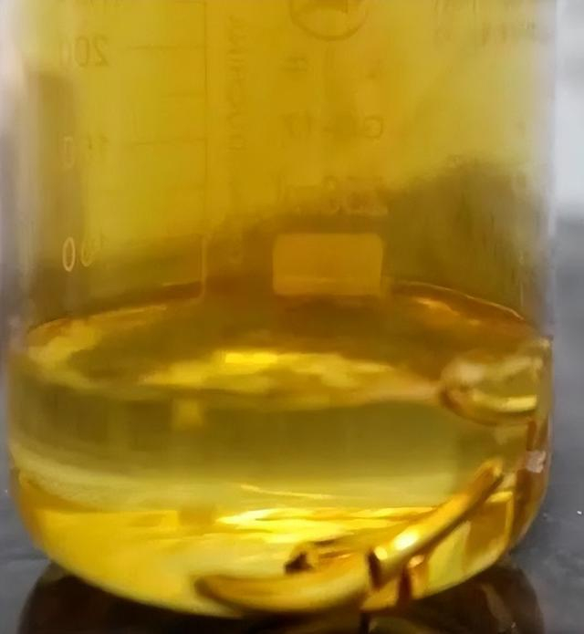 在深圳市金质金银珠宝检验研究中心，工作人员通过检测确定一款首饰的金重。俞欢 摄