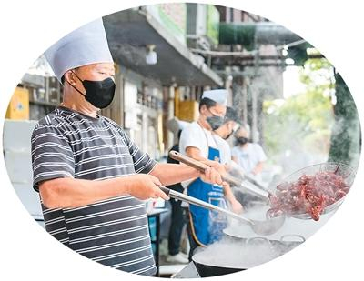 2025第三届湖南南县小龙虾节近日举行。图为南县沿湖路一家餐饮店的工作人员在烹饪小龙虾。新华社记者 陈思汗摄