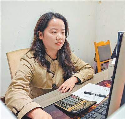 周金菊在处理工作。人民日报记者 程 焕摄