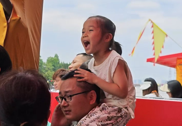 父亲将女儿驮在肩上。