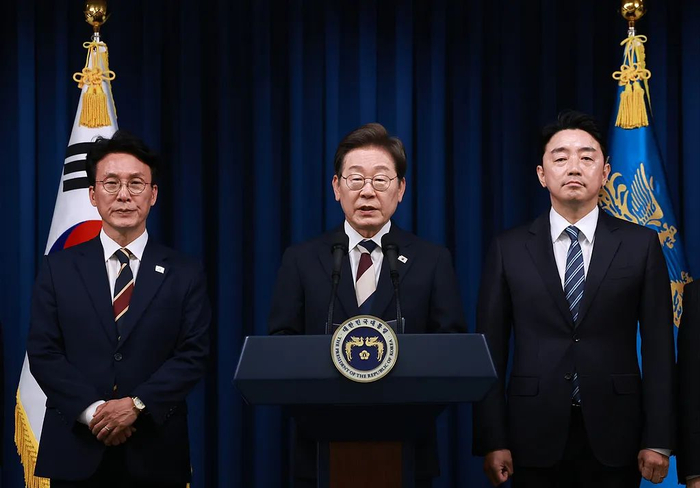 当地时间6月4日，韩国总统李在明（中）宣布金民锡为国务总理候选人（左）。图源：视觉中国