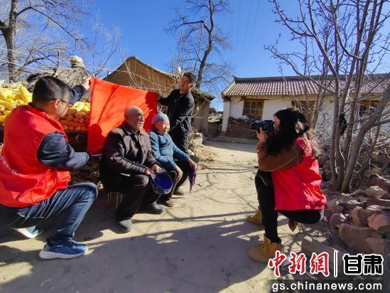 图为“流动照相馆”志愿者为老人拍摄金婚照。