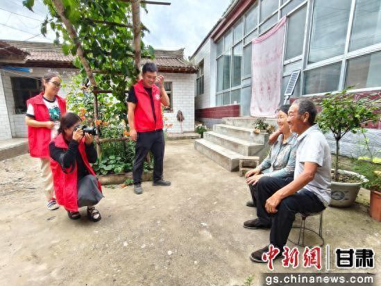 图为“流动照相馆”志愿者为老人拍摄银婚照。