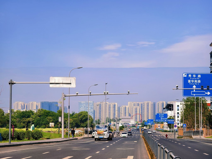成都双流剑南大道风景，高楼大厦林立，街道宽阔整洁，绿树成荫，展现了现代都市的繁华与活力。视觉中国 图