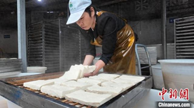 图为昆明市呈贡区七步场社区内，工作人员正在制作豆腐。呈贡区委宣传部 供图