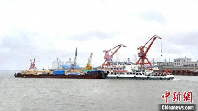 同江口岸西港2025年明水期国际货物运输正式启动。 同江市委宣传部供图