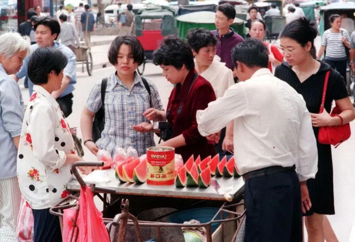 1998年，上海街头西瓜现切现卖，一元一块。刘杰/摄