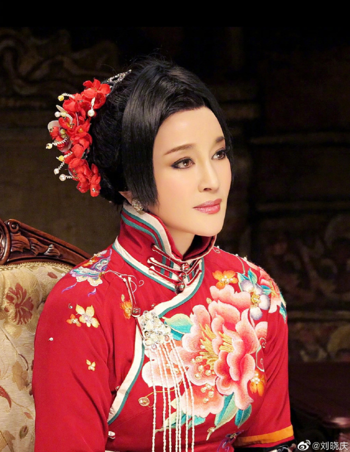 另有网友分享，在美国安娜堡见到了刘晓庆。相关海报显示，跟刘晓庆同桌吃饭需要花费500美金。