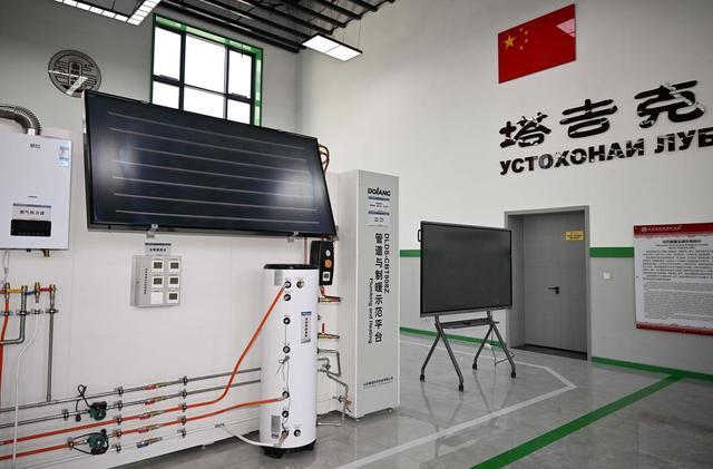 这是5月31日在塔吉克斯坦首都杜尚别的鲁班工坊内拍摄的管道与制暖示范平台。新华社记者 李任滋 摄