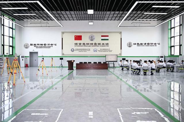 5月31日,学生们在塔吉克斯坦首都杜尚别的鲁班工坊内学习。新华社记者 李任滋 摄