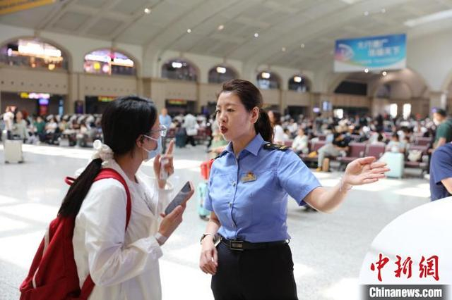 铁路工作人员为旅客提供咨询服务 哈铁供图