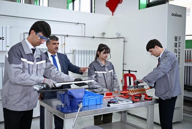 5月31日,学生们在塔吉克斯坦首都杜尚别的鲁班工坊内学习。新华社记者 李任滋 摄