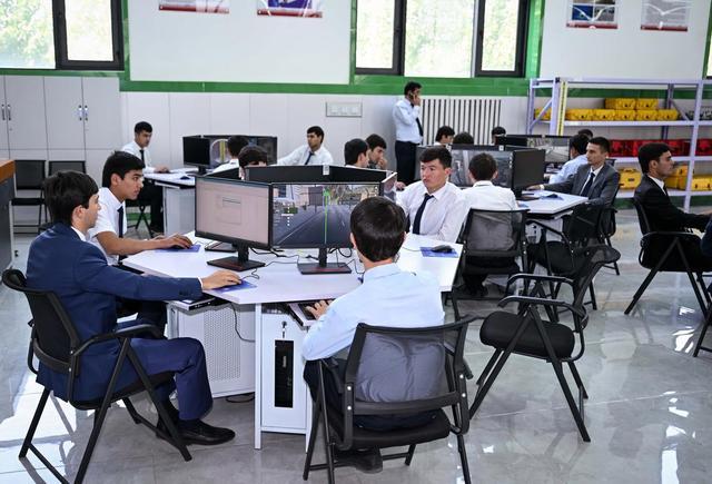 5月31日,学生们在塔吉克斯坦首都杜尚别的鲁班工坊内学习。新华社记者 李任滋 摄