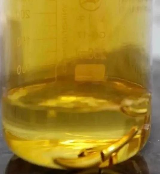 在深圳市金质金银珠宝检验研究中心，工作人员通过检测确定一款首饰的金重。俞欢 摄