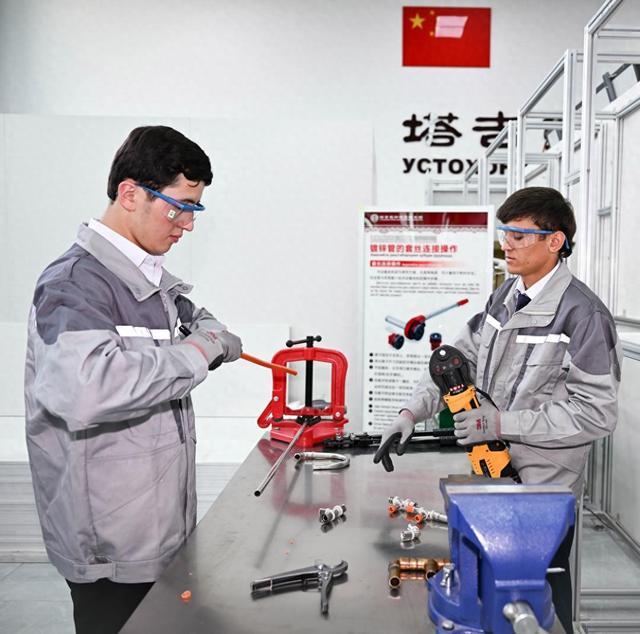 5月31日,学生们在塔吉克斯坦首都杜尚别的鲁班工坊内学习。新华社记者 李任滋 摄