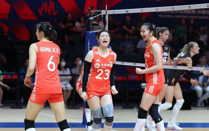 16岁的二传张籽萱（中）首发出场，表现抢眼。新京报记者 王飞 摄