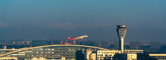 飞机从双流机场腾空而起。刘婷 图