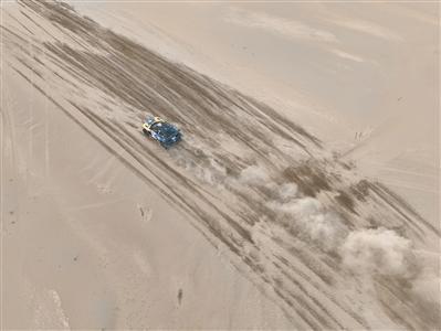 参赛选手驾驶赛车疾驰在赛道上。新华社记者 胡虎虎摄