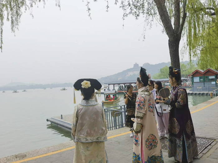 图为身着古装的游客在颐和园打卡。