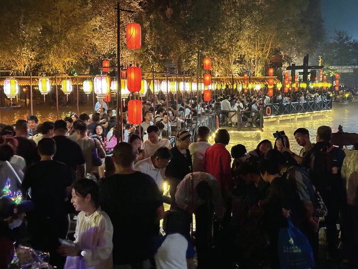图为 6 月 1 日晚，游客等待观看太行水镇打铁花表演。