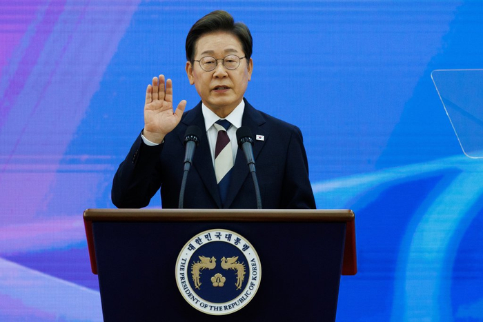 当地时间2025年6月4日，韩国首都首尔，韩国新任总统李在明在国会举行就职典礼时宣誓就职。视觉中国 图